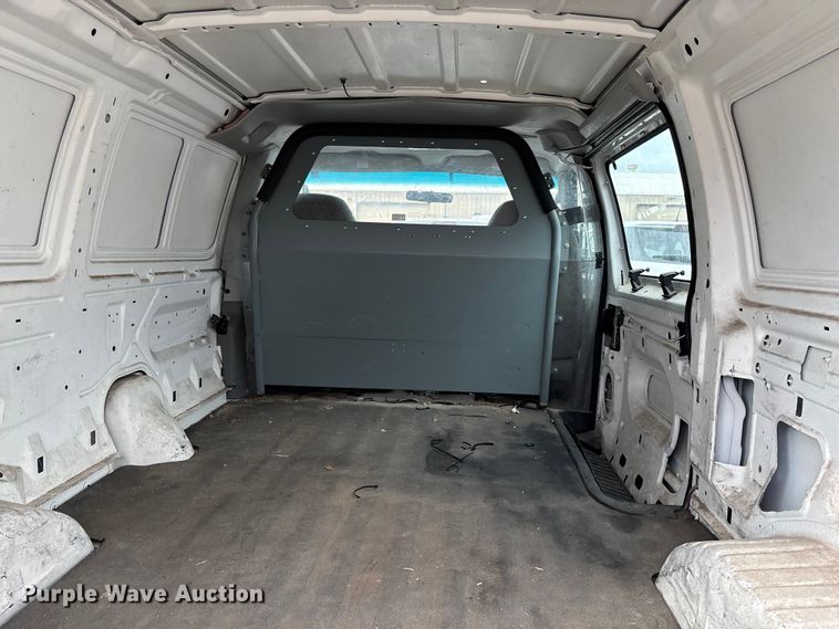 image for item EV3070 2004 Ford E150 van
