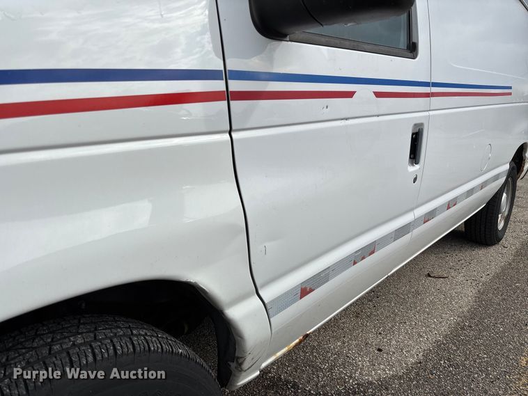 image for item EV3070 2004 Ford E150 van