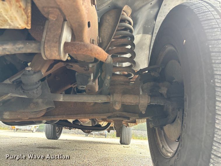 image for item EV3070 2004 Ford E150 van