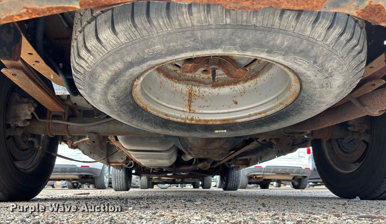 image for item EV3070 2004 Ford E150 van