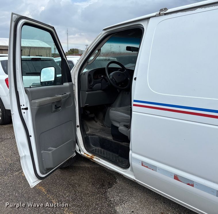 image for item EV3070 2004 Ford E150 van