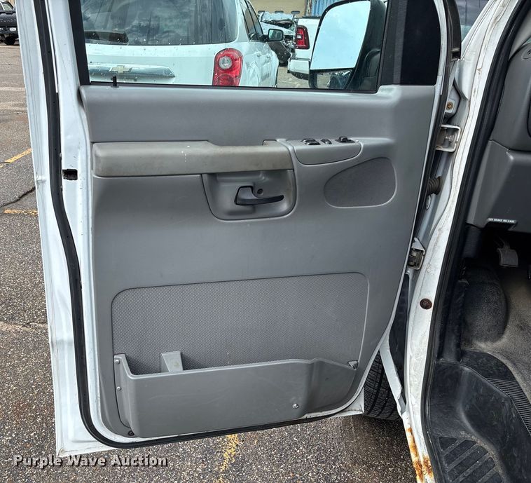 image for item EV3070 2004 Ford E150 van