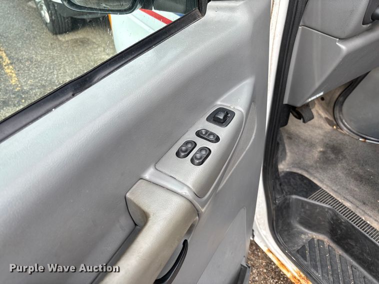 image for item EV3070 2004 Ford E150 van