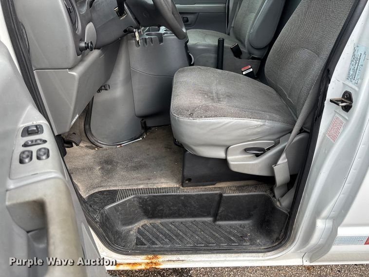 image for item EV3070 2004 Ford E150 van