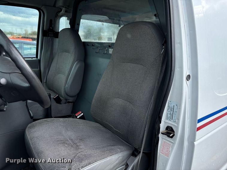 image for item EV3070 2004 Ford E150 van