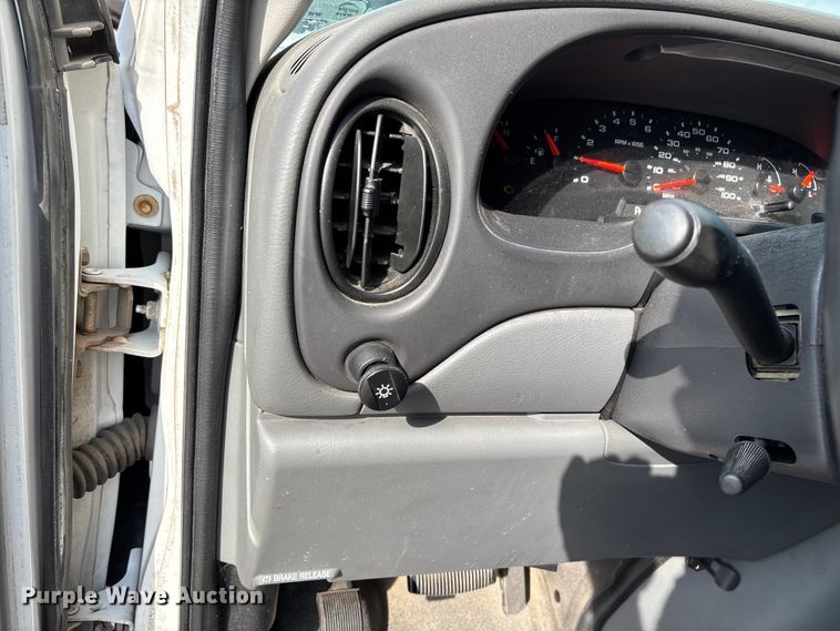 image for item EV3070 2004 Ford E150 van