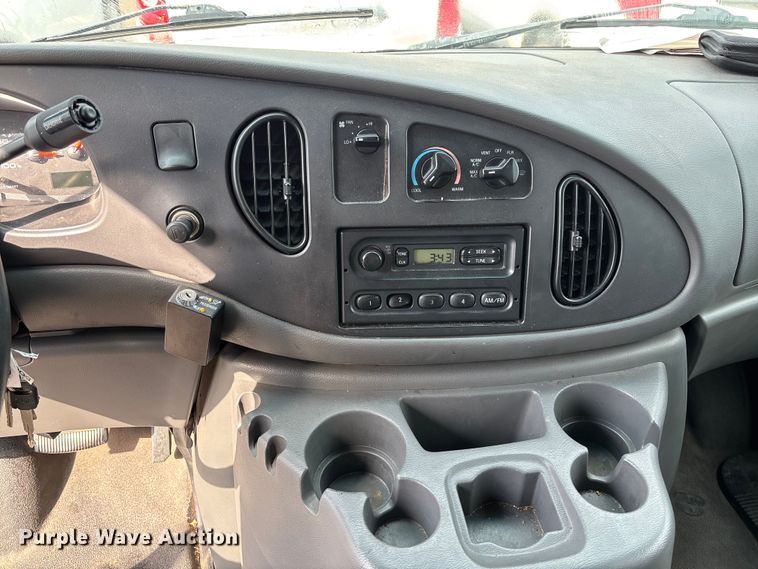 image for item EV3070 2004 Ford E150 van