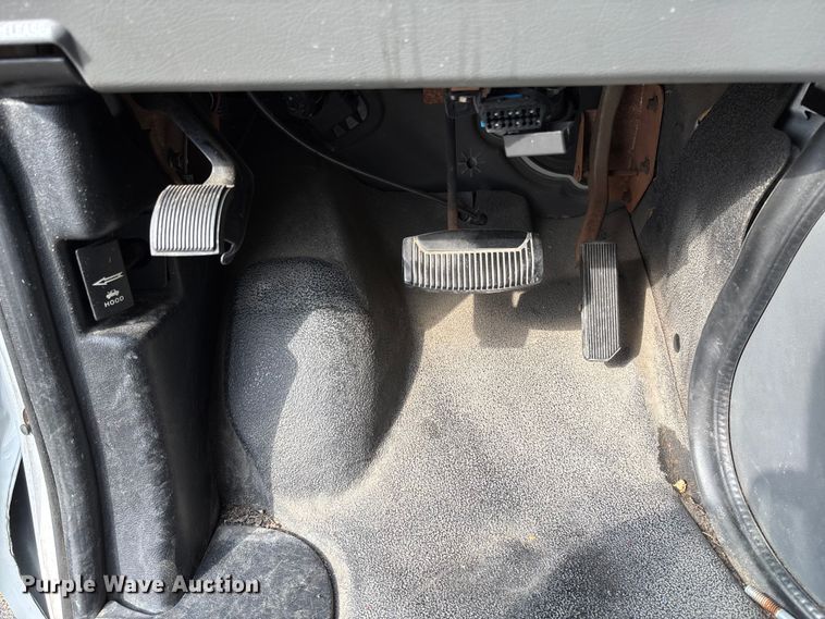 image for item EV3070 2004 Ford E150 van