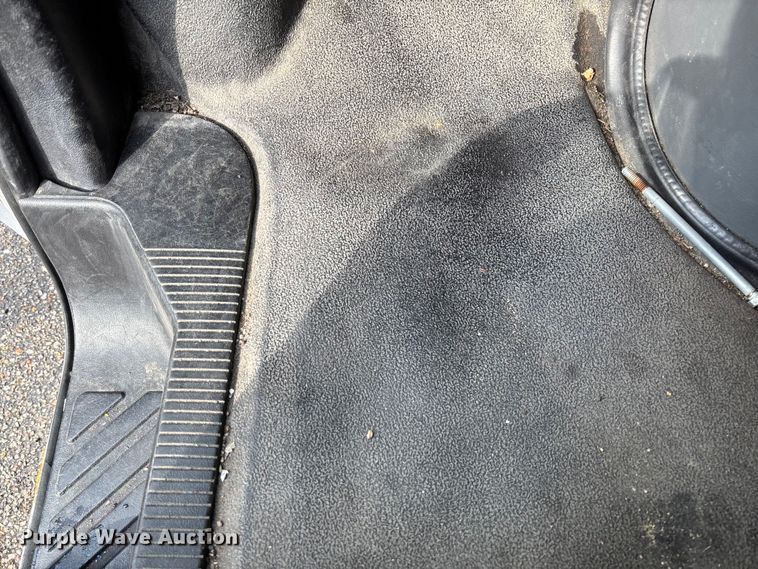 image for item EV3070 2004 Ford E150 van