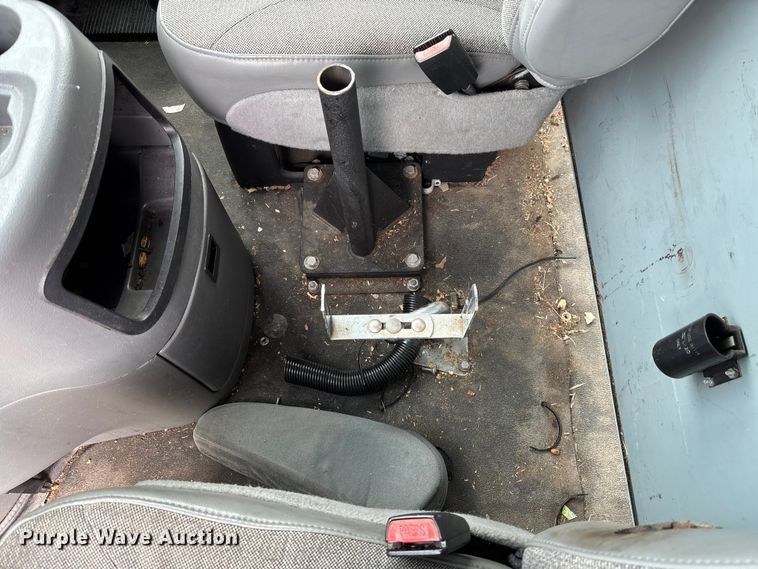 image for item EV3070 2004 Ford E150 van