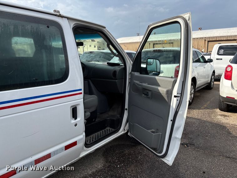 image for item EV3070 2004 Ford E150 van