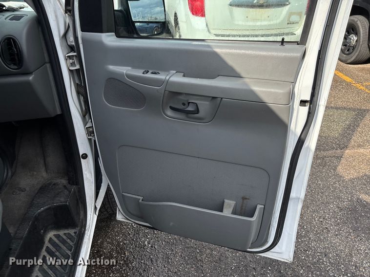 image for item EV3070 2004 Ford E150 van