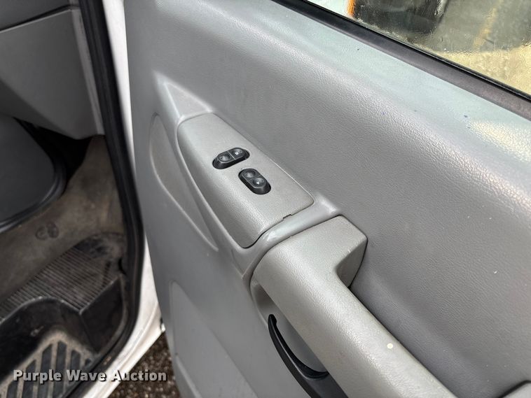 image for item EV3070 2004 Ford E150 van
