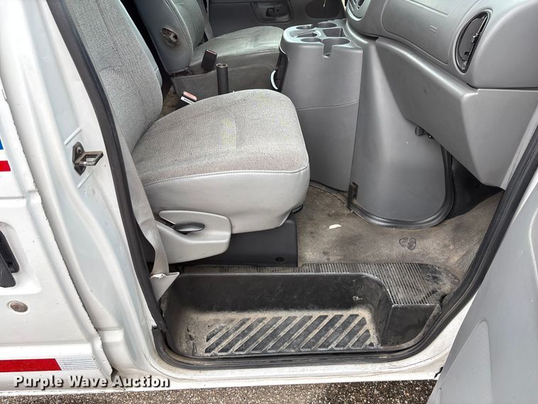 image for item EV3070 2004 Ford E150 van