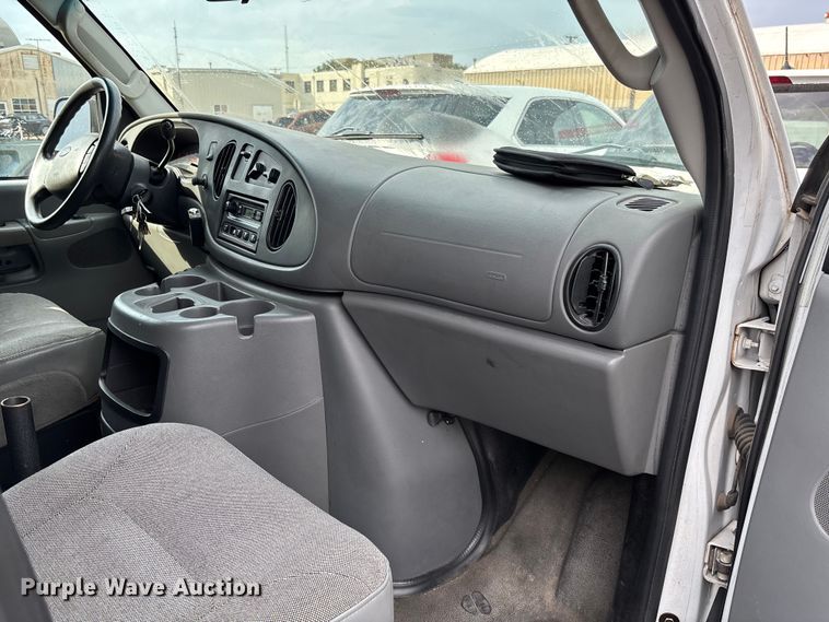 image for item EV3070 2004 Ford E150 van