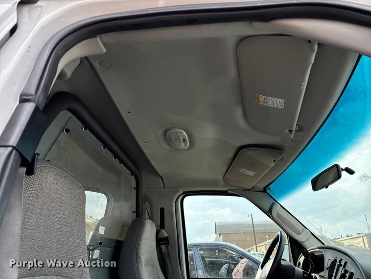 image for item EV3070 2004 Ford E150 van