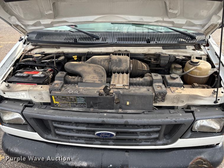 image for item EV3070 2004 Ford E150 van