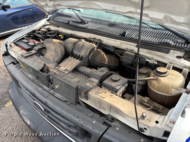 image for item EV3070 2004 Ford E150 van