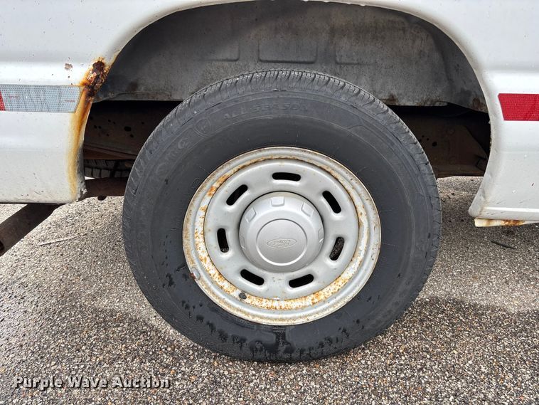 image for item EV3070 2004 Ford E150 van