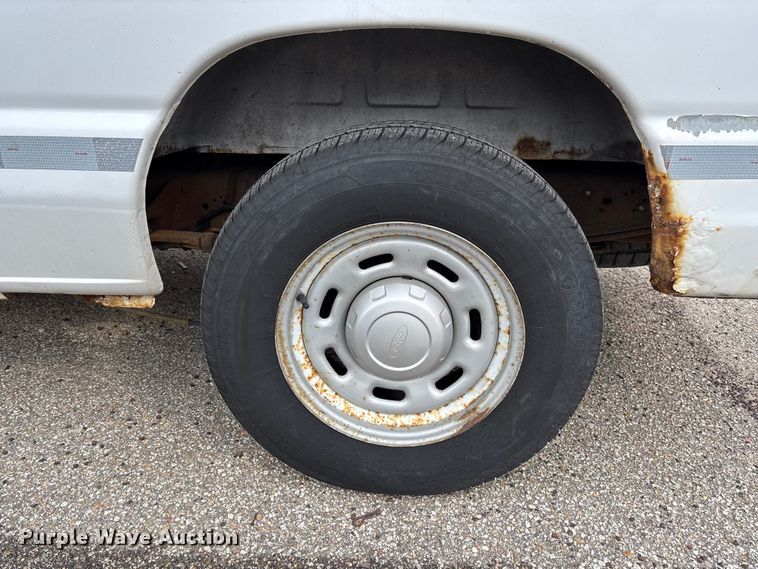 image for item EV3070 2004 Ford E150 van