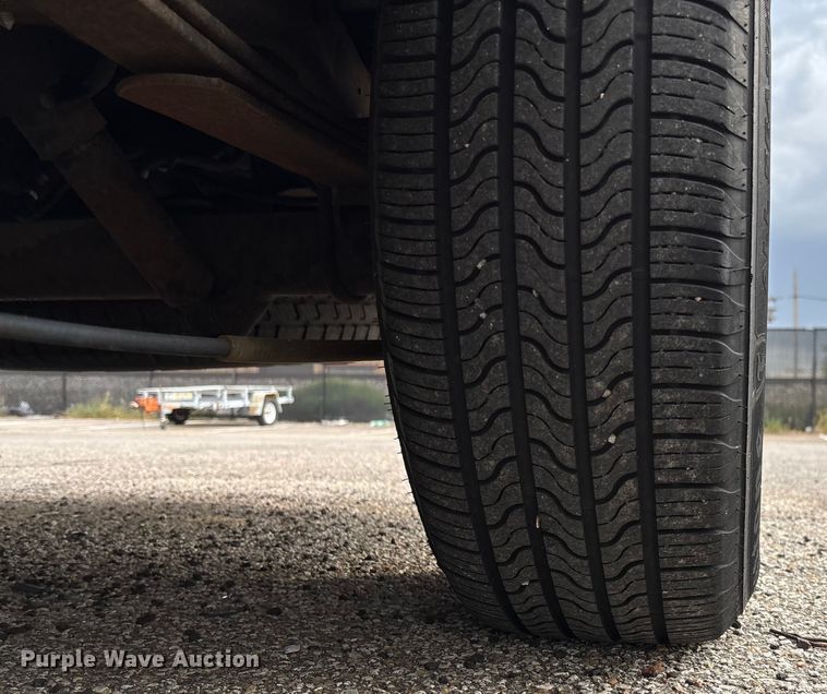 image for item EV3070 2004 Ford E150 van