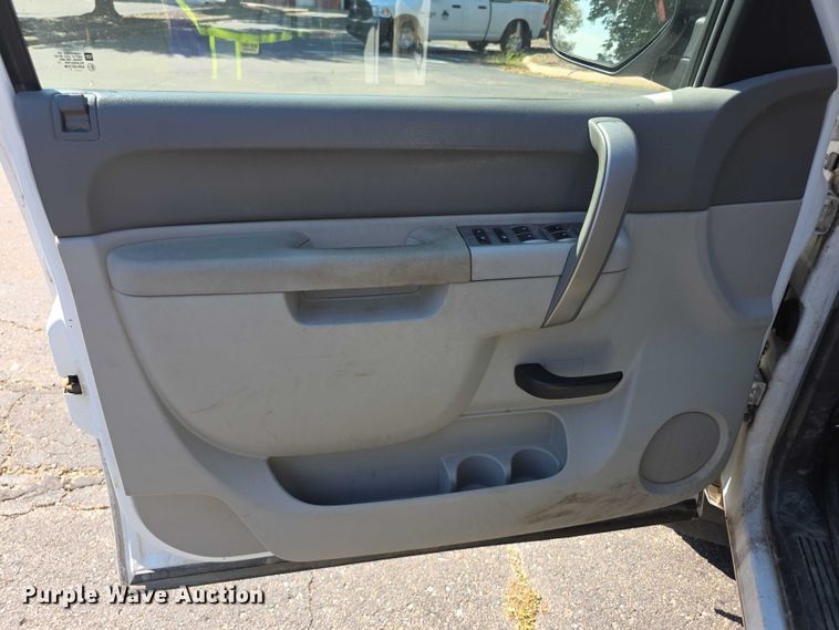 image for item FI0507 2011 Chevrolet Silverado 1500 Crew Cab pickup truck