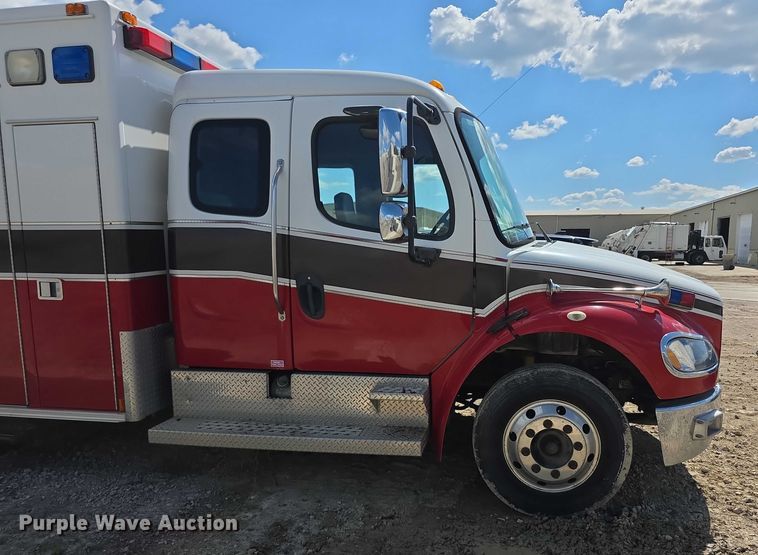 image for item FI0517 2006 Freightliner  ambulance