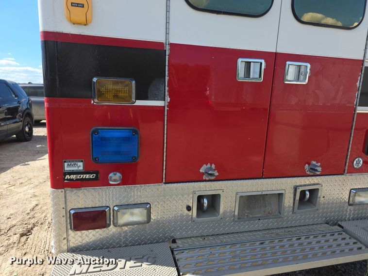 image for item FI0517 2006 Freightliner  ambulance