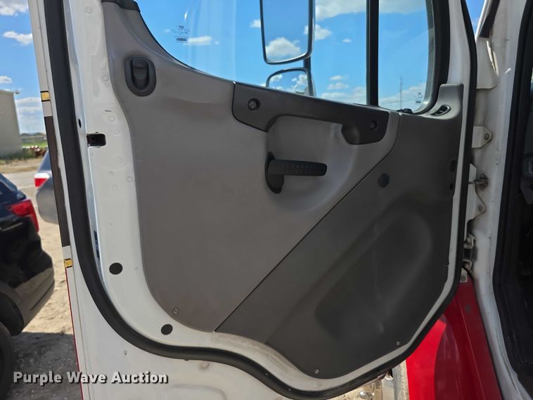 image for item FI0517 2006 Freightliner  ambulance