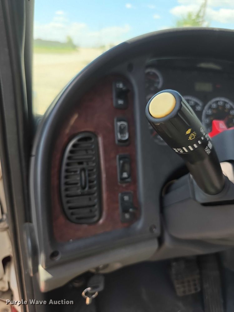 image for item FI0517 2006 Freightliner  ambulance