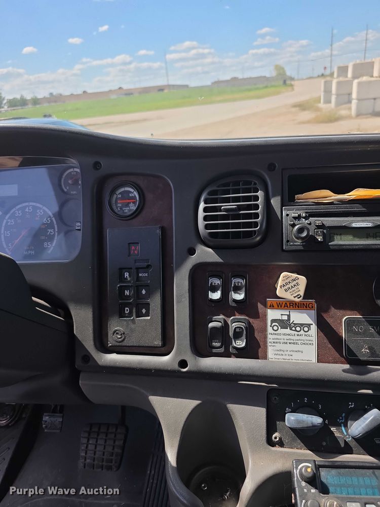 image for item FI0517 2006 Freightliner  ambulance