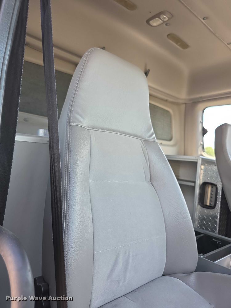 image for item FI0517 2006 Freightliner  ambulance