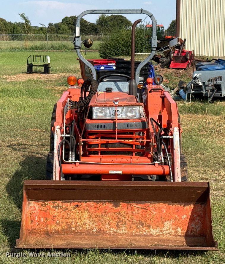 image for item GH9325 Kubota L3000DT MFWD tractor