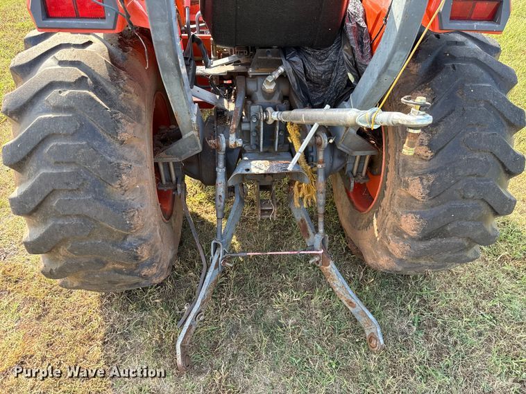 image for item GH9325 Kubota L3000DT MFWD tractor