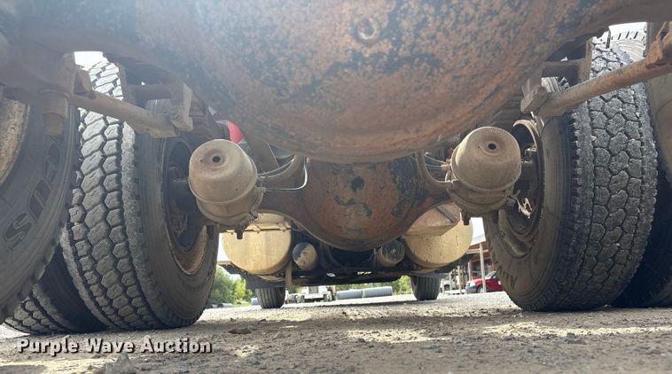 image for item GH9402 1995 International 9200 semi truck