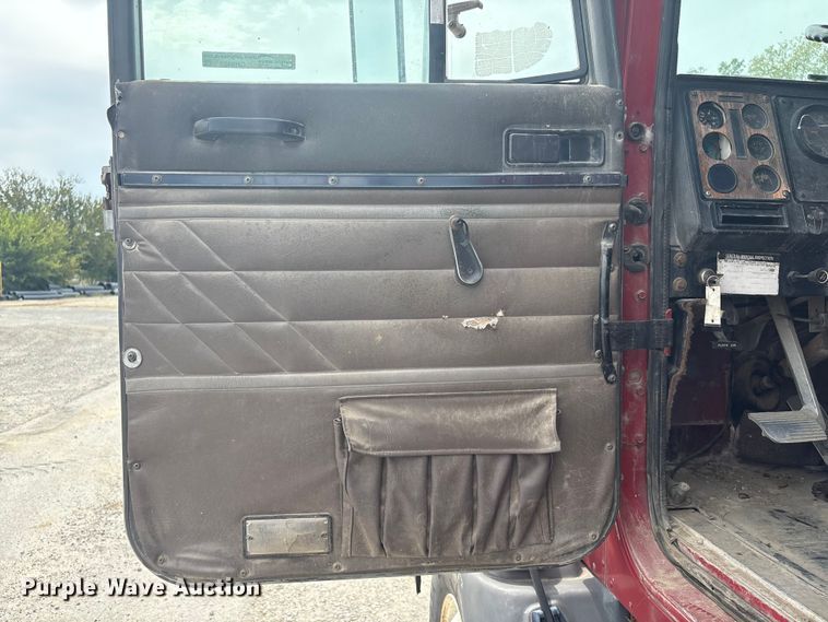 image for item GH9402 1995 International 9200 semi truck