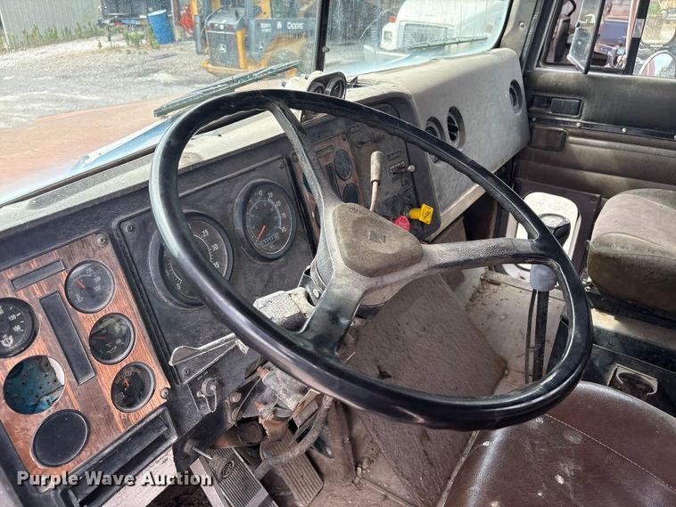 image for item GH9402 1995 International 9200 semi truck