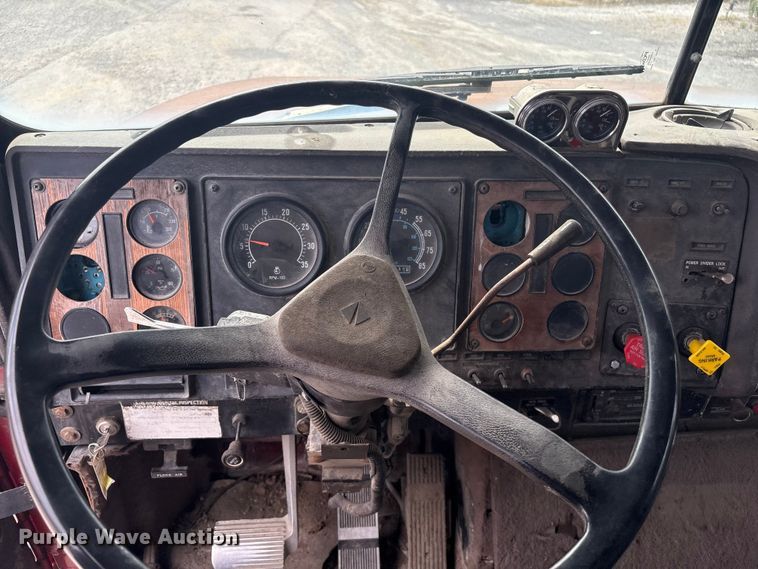 image for item GH9402 1995 International 9200 semi truck