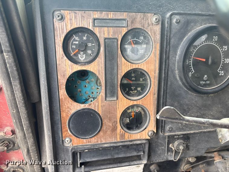 image for item GH9402 1995 International 9200 semi truck