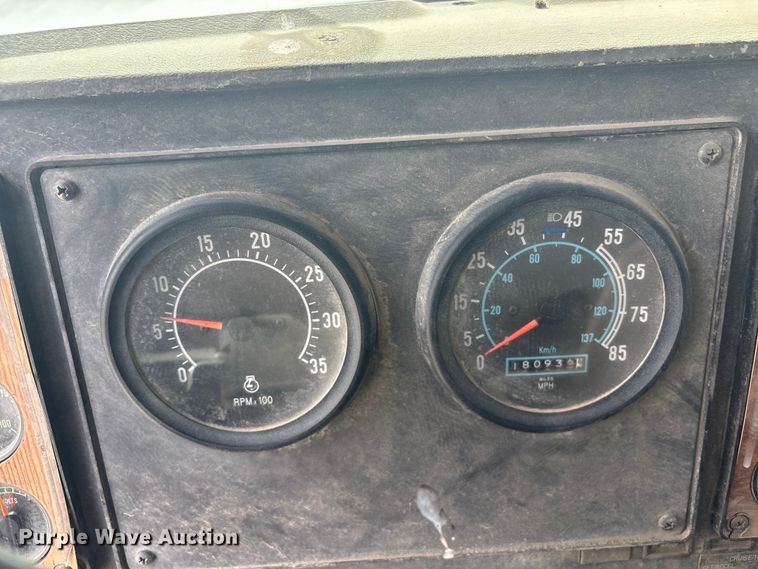 image for item GH9402 1995 International 9200 semi truck