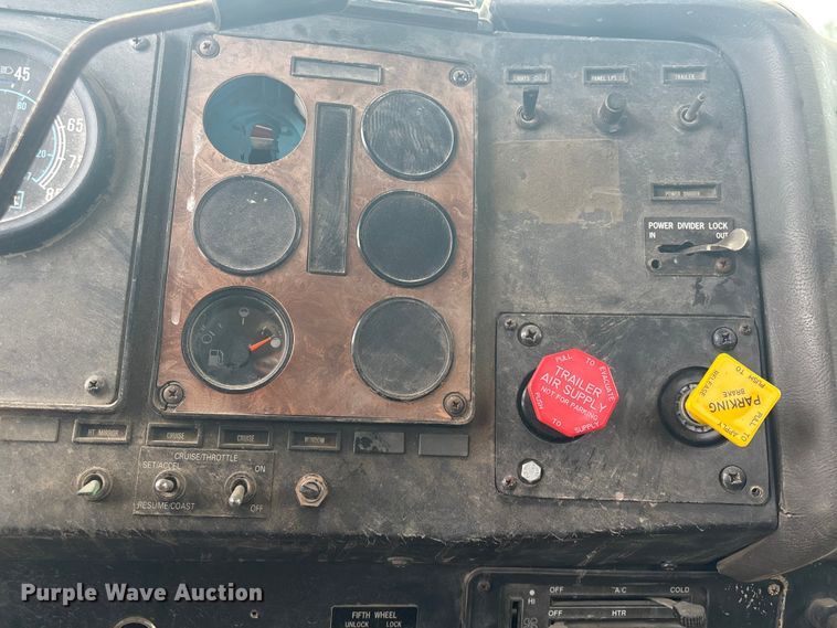 image for item GH9402 1995 International 9200 semi truck