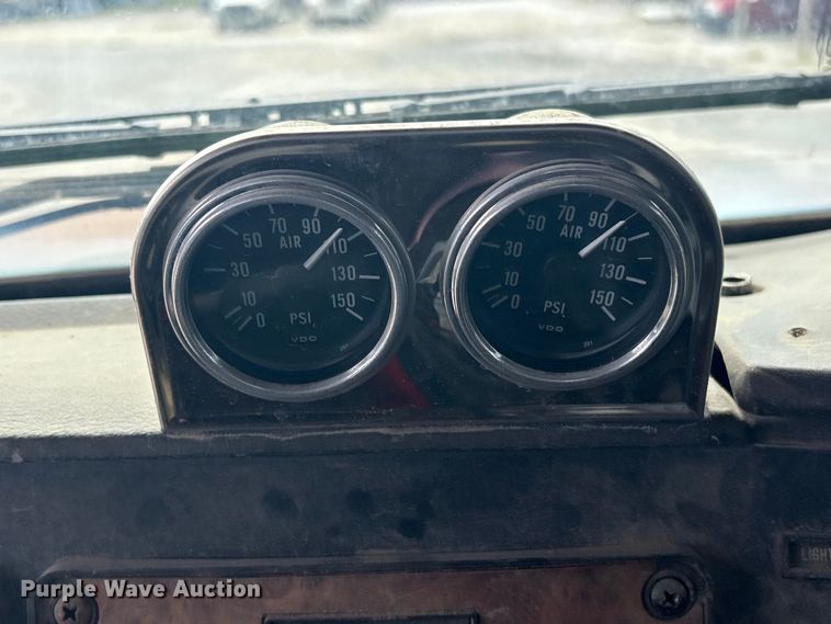 image for item GH9402 1995 International 9200 semi truck