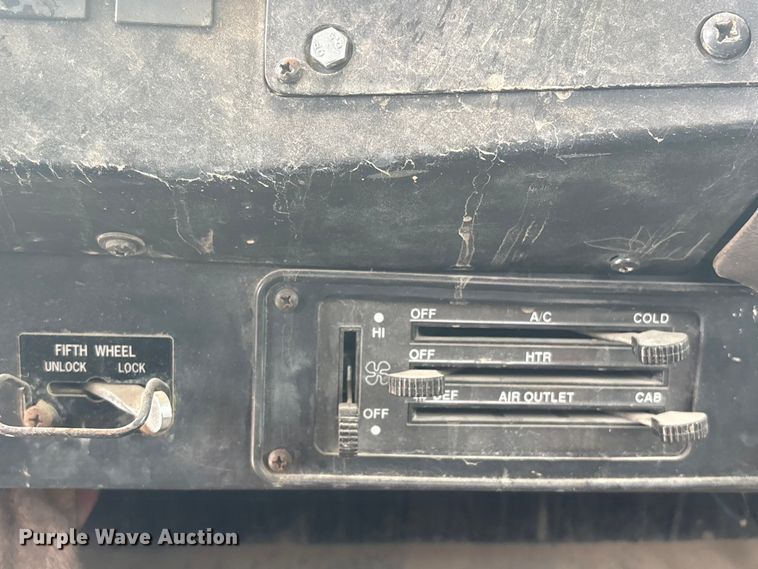 image for item GH9402 1995 International 9200 semi truck