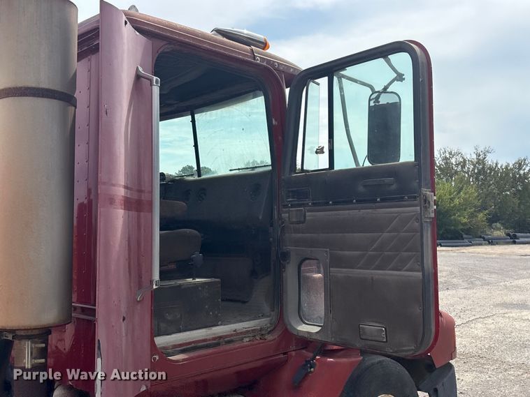 image for item GH9402 1995 International 9200 semi truck