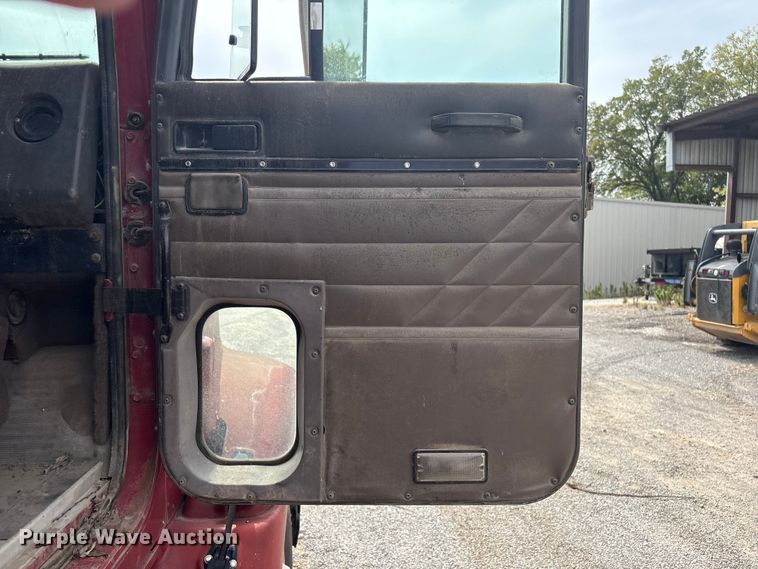 image for item GH9402 1995 International 9200 semi truck