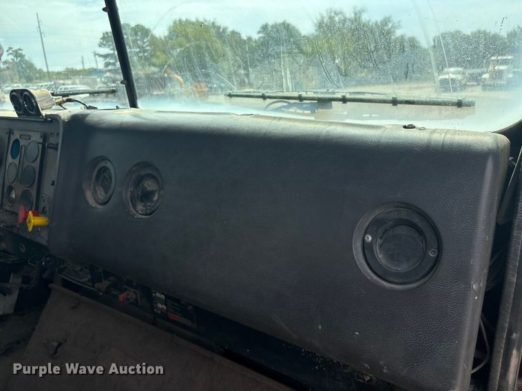 image for item GH9402 1995 International 9200 semi truck