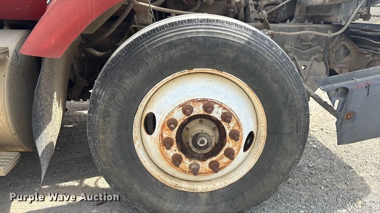 image for item GH9402 1995 International 9200 semi truck