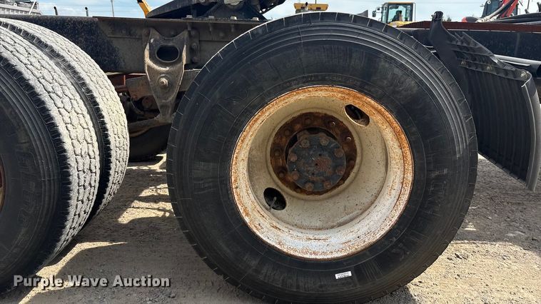 image for item GH9402 1995 International 9200 semi truck