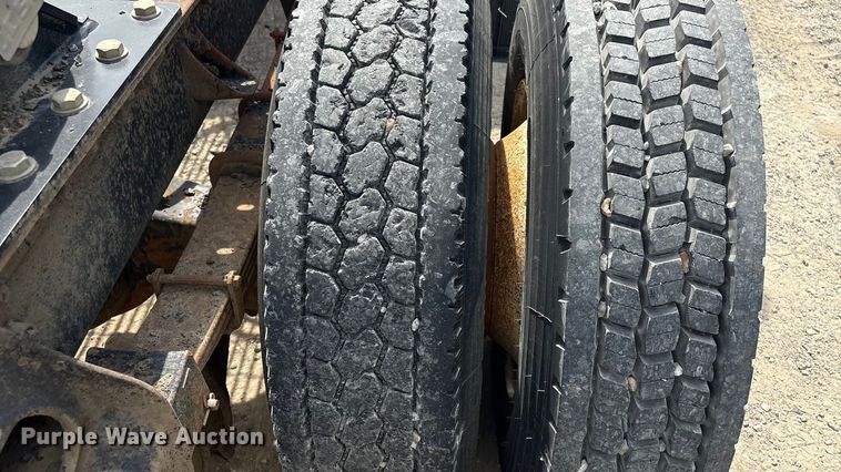 image for item GH9402 1995 International 9200 semi truck