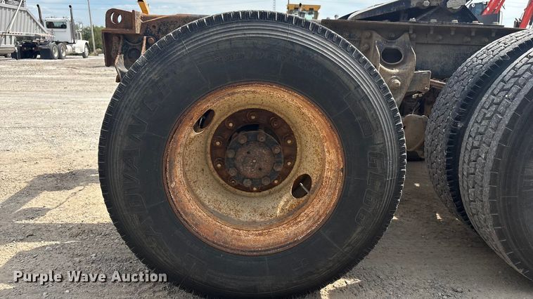 image for item GH9402 1995 International 9200 semi truck